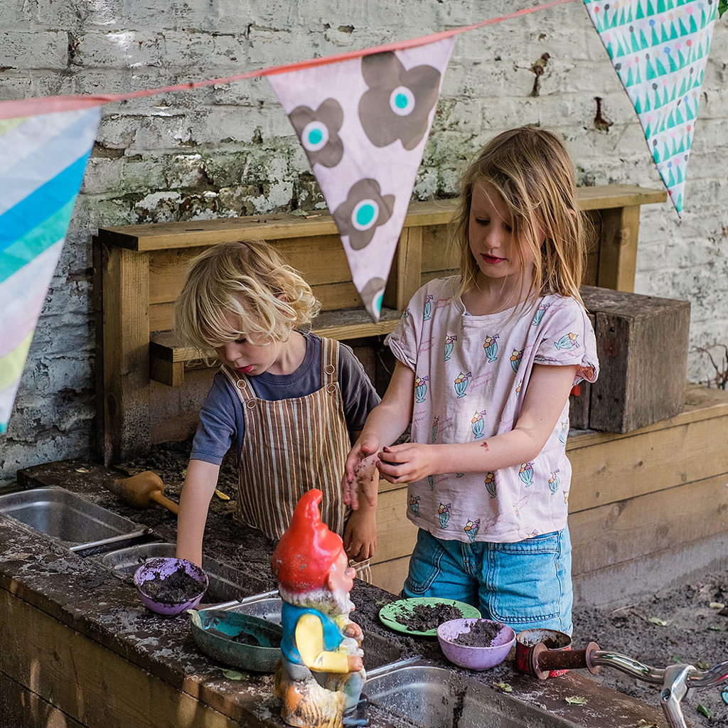 Kinderen aan het spelen in de speelkeuken Barfontein Gent